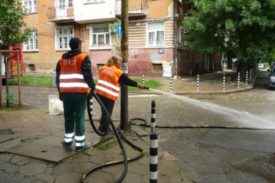 Продължават дейностите по миене на улиците в София...