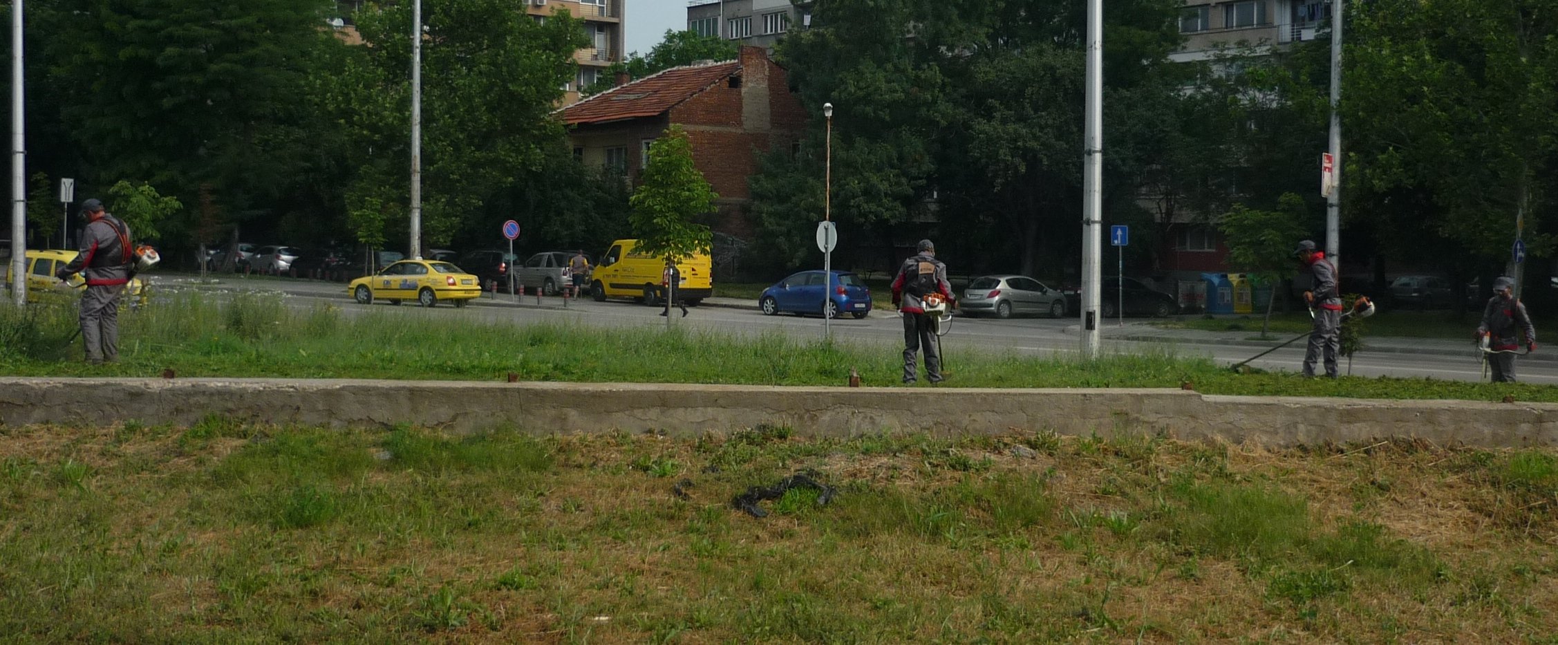 Поддържане на градини и зелени площи разположени в междублоковите пространства; Косене на тревни площи и др.